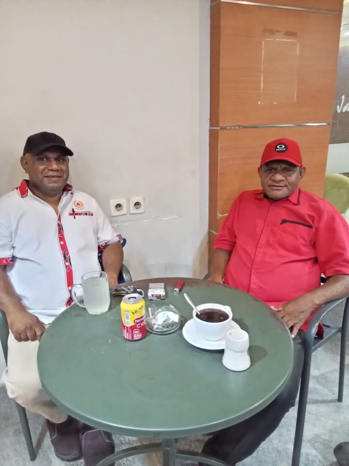 Kopi Darat HYU dan Ketua PWI Papua Hans Bisay Bahas Politik Demokrasi dan Pilkada di Papua