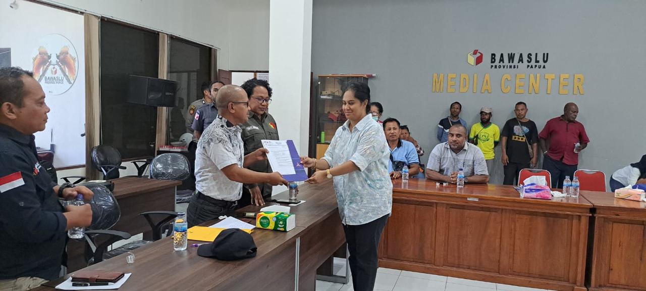 Relawan BMD DIPO Mengelar Aksi Damai di Depan Kantor Bawaslu Provinsi Papua Tuntut Keadilan Kecurangan Pilkada
