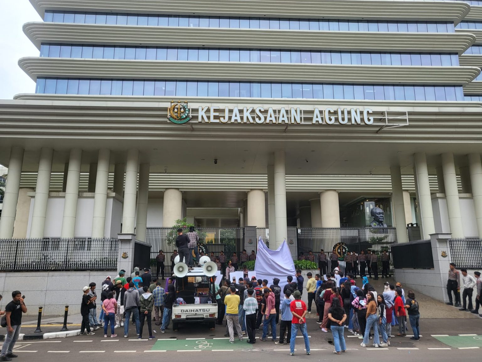 PERMAKIN Aksi Demo di Kejagung Desak Kajati Papua Diperiksa dan Bupati Terpilih Jayapura Ditetapkan Tersangka