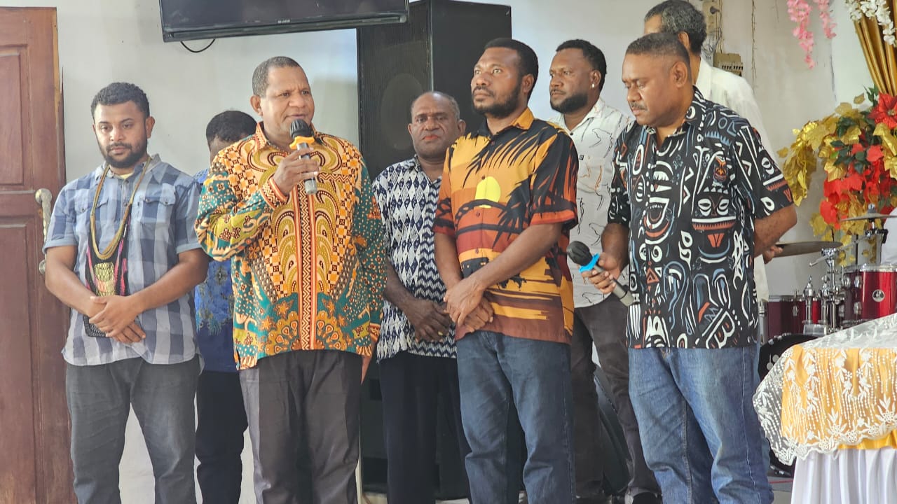 HYU Pimpin Vocal Grup Relawan MARI YO MANIA Puji Tuhan di GPDI Yerusalem Baru: “Kami Membawa Pesan Damai, Bukan Politik”