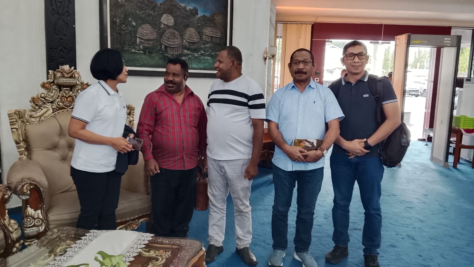 Stafsus Gubernur Papua HYU  Jemput , Stafsus Menteri Pertahanan RI  Dr. Lenis Kogoya di VIP Bandara Sentani
